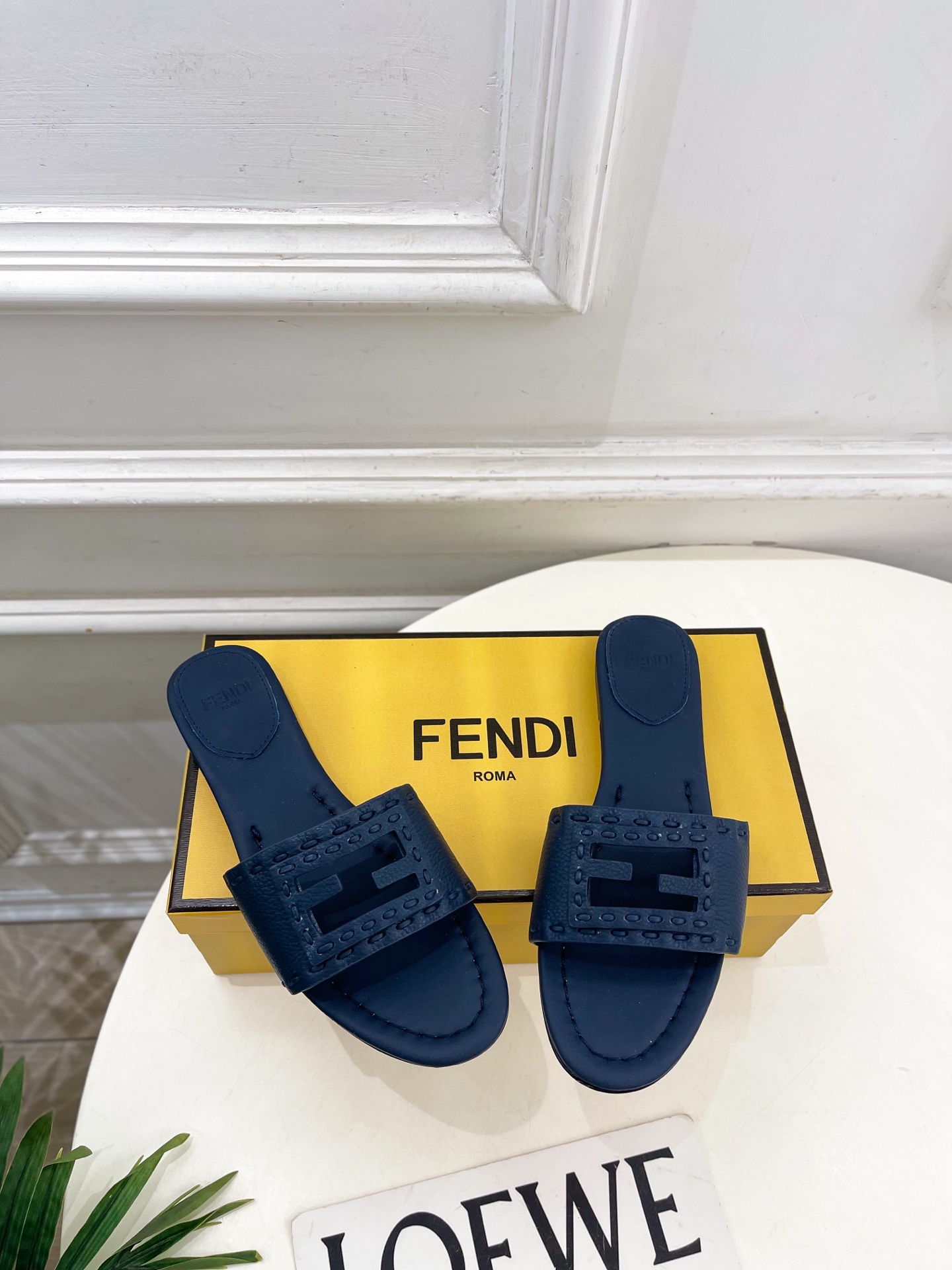 펜디(FENDI) 스티치 레더 플랫 슬리퍼 신발