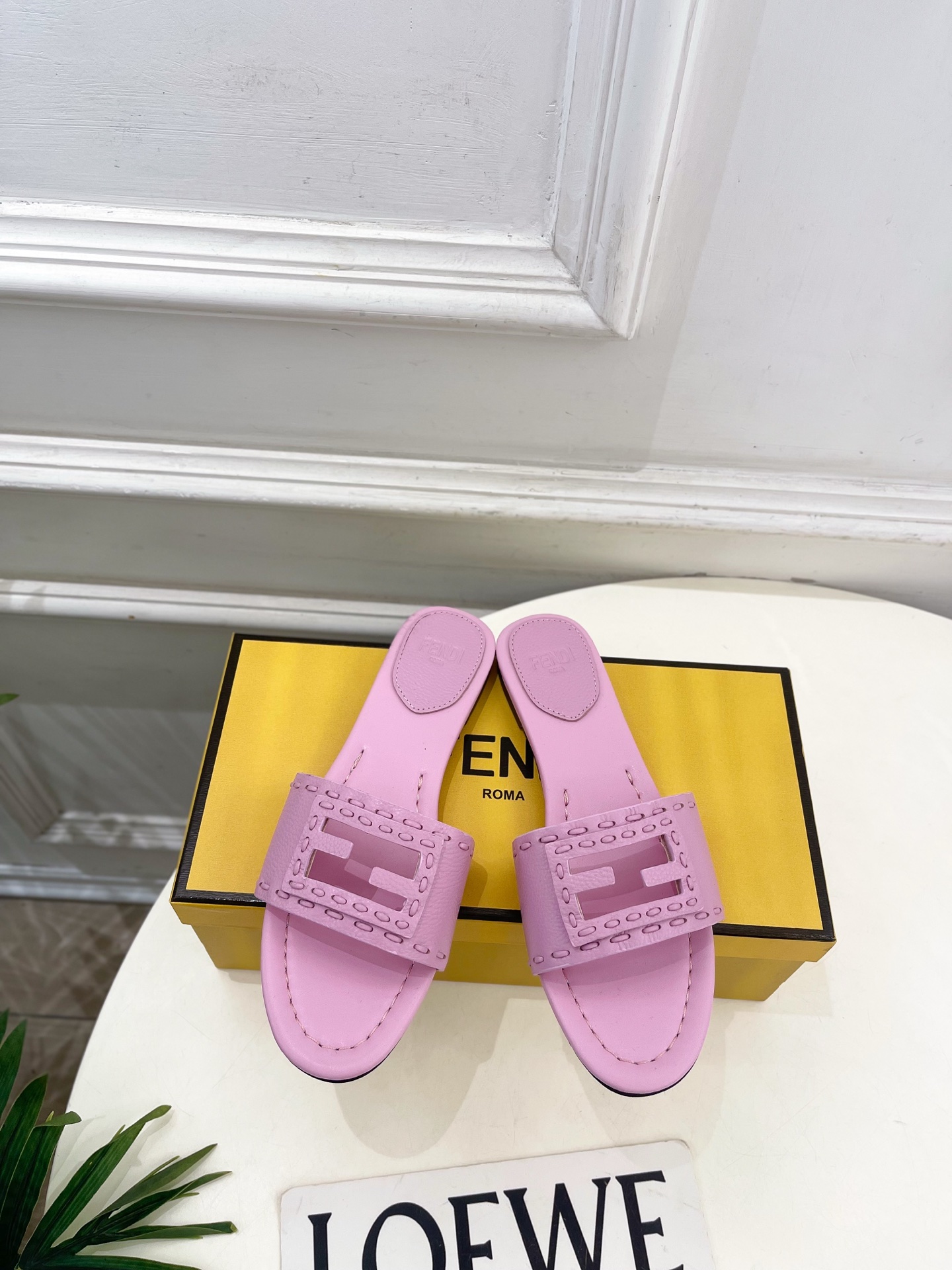 펜디(FENDI) 스티치 레더 플랫 슬리퍼 신발