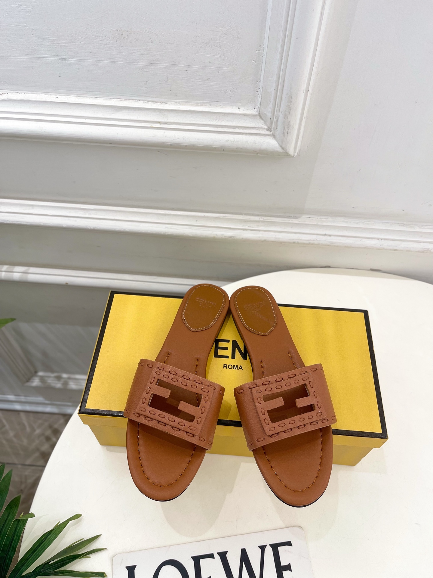 펜디(FENDI) 스티치 레더 플랫 슬리퍼 신발