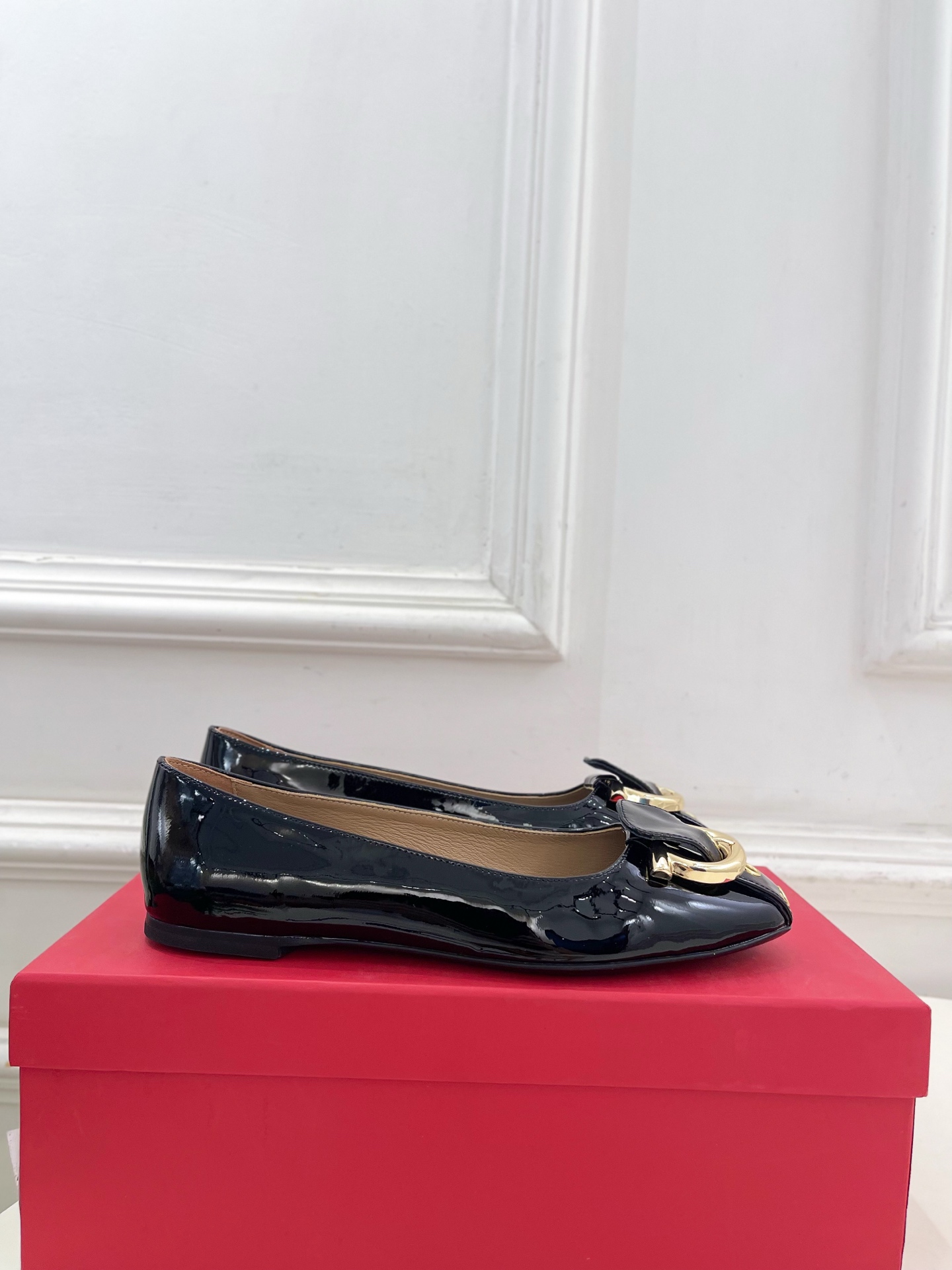 페라가모(FERRAGAMO) 금속 버클 블록힐 펌프스 신발