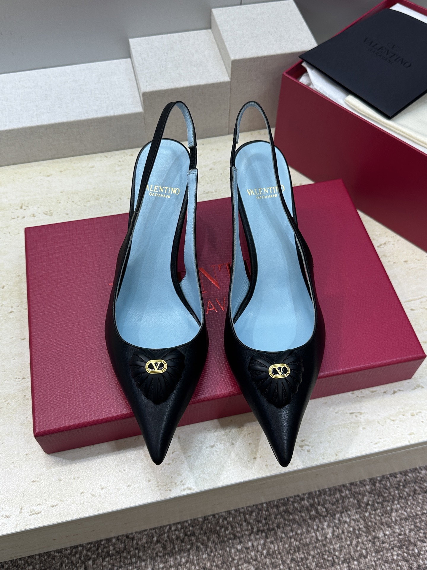 발렌티노(VALENTINO) 하트 포인티드토 슬링백 펌프스 신발