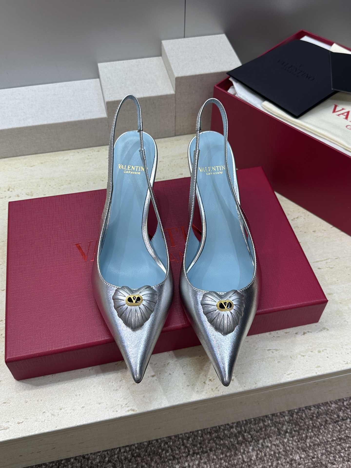발렌티노(VALENTINO) 하트 포인티드토 슬링백 펌프스 신발