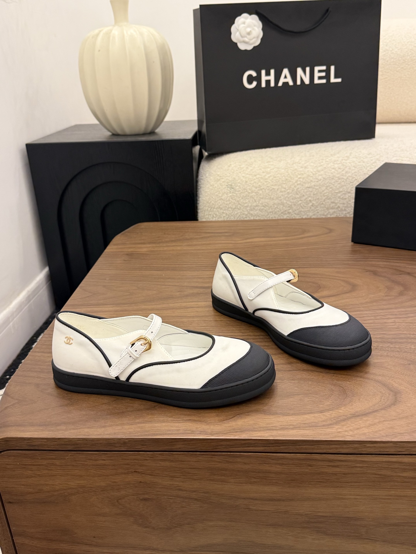 샤넬(CHANEL) 배색 캡토 메리제인 플랫 신발