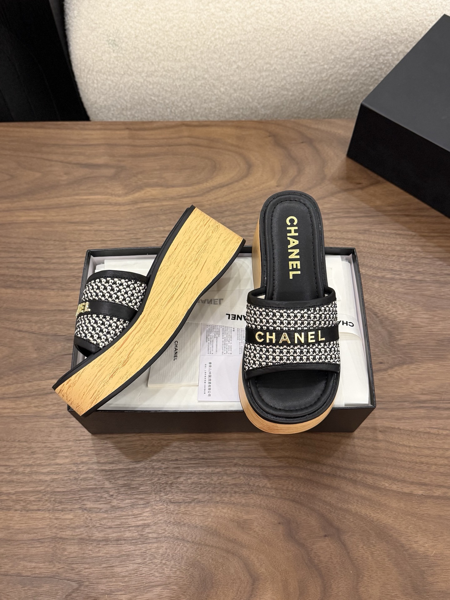 샤넬(CHANEL) 로고 위빙 웨지 슬리퍼 신발