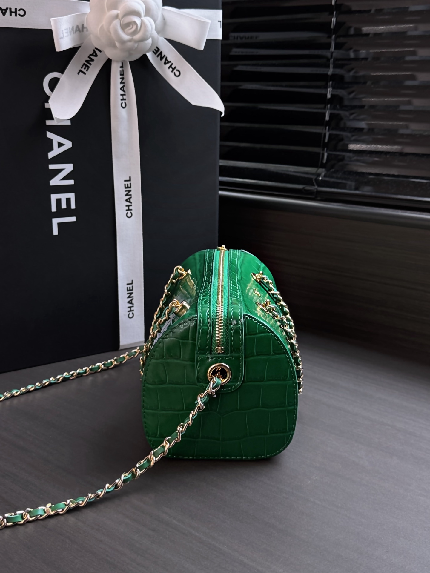 [CHANEL] 샤넬 26A 크로커다일 패턴 엠보싱 실린더 볼링백 / 보스턴 원통백 가방 / AP5390