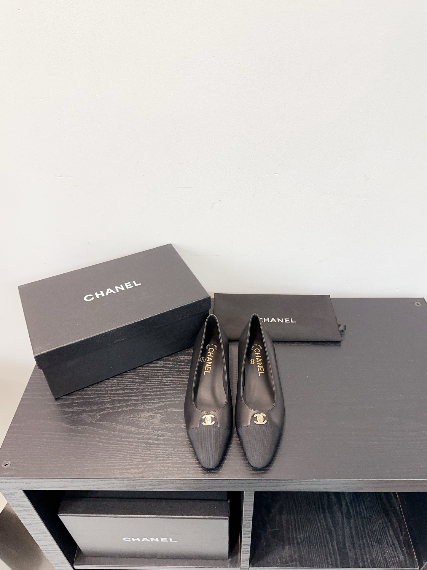 샤넬(CHANEL) 배색 캡토 포인티드토 발레리나 플랫 신발