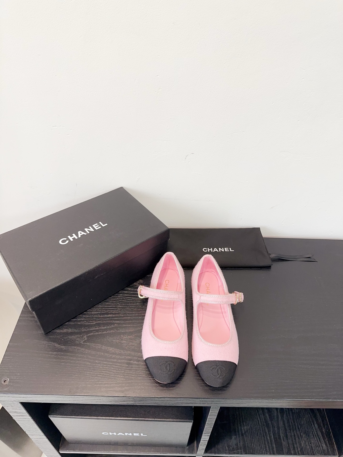 샤넬(CHANEL) 엠보싱 배색 캡토 메리제인 플랫 신발