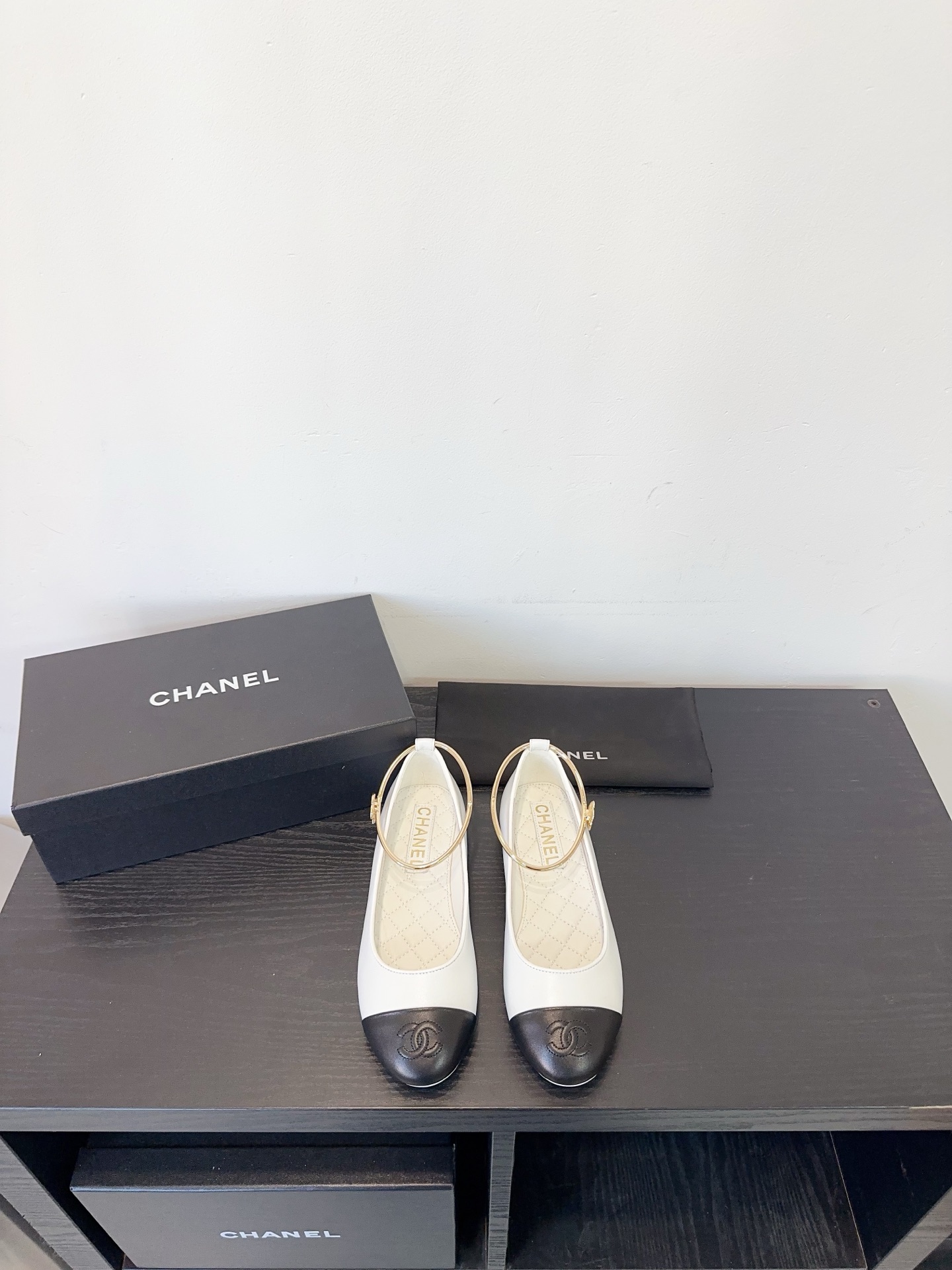 샤넬(CHANEL) 골드 링 메리제인 플랫 신발