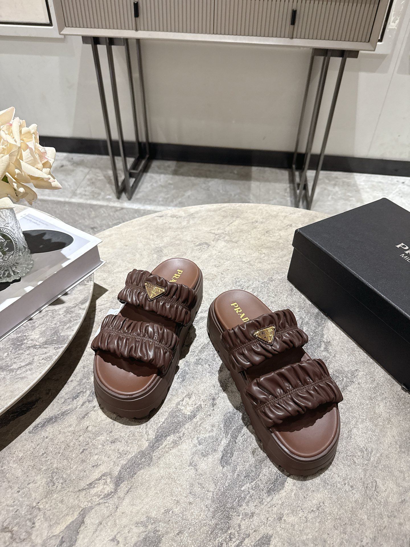 프라다(PRADA) 셔링 더블 스트랩 플랫폼 슬리퍼 신발