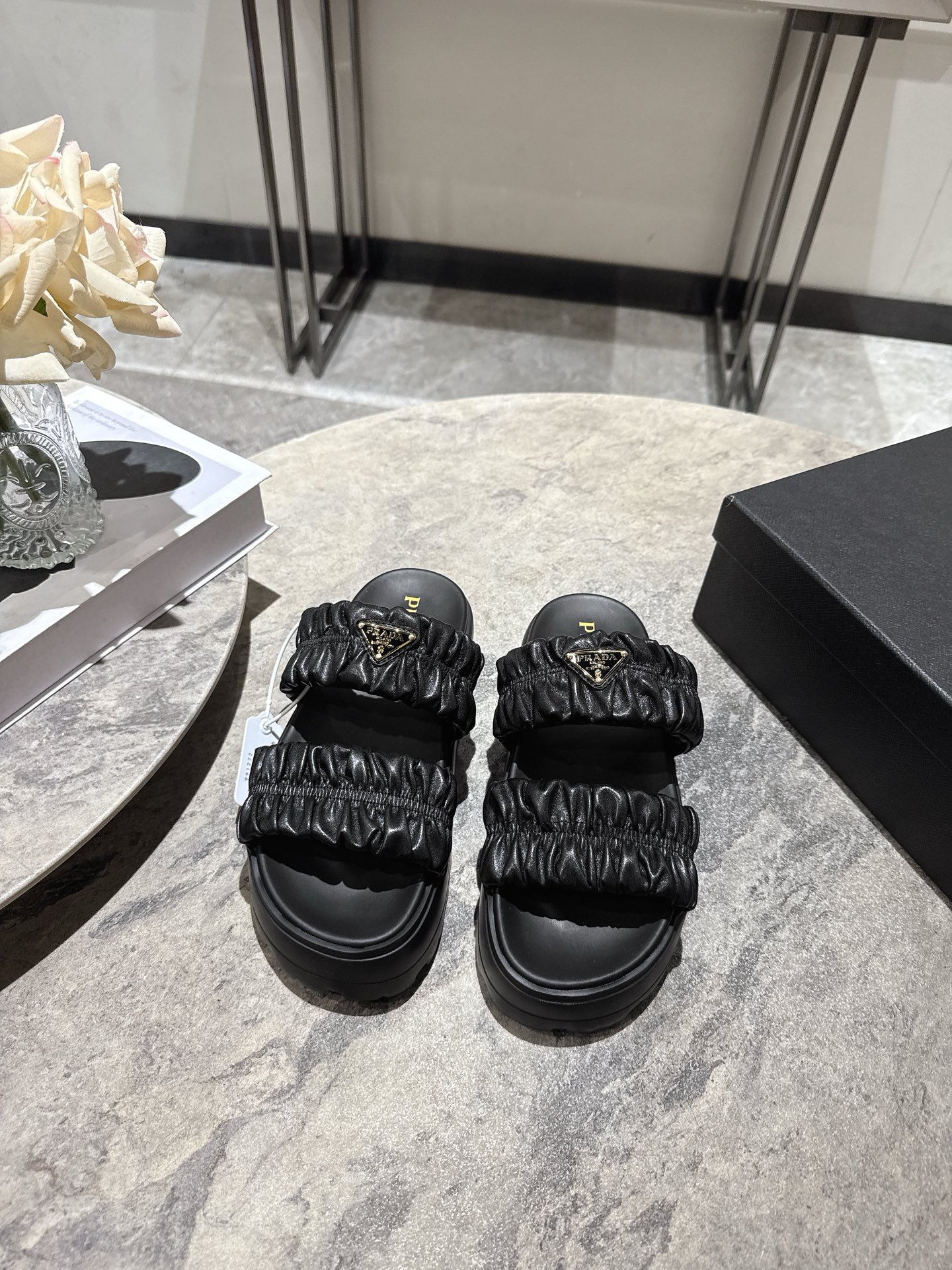 프라다(PRADA) 셔링 더블 스트랩 플랫폼 슬리퍼 신발