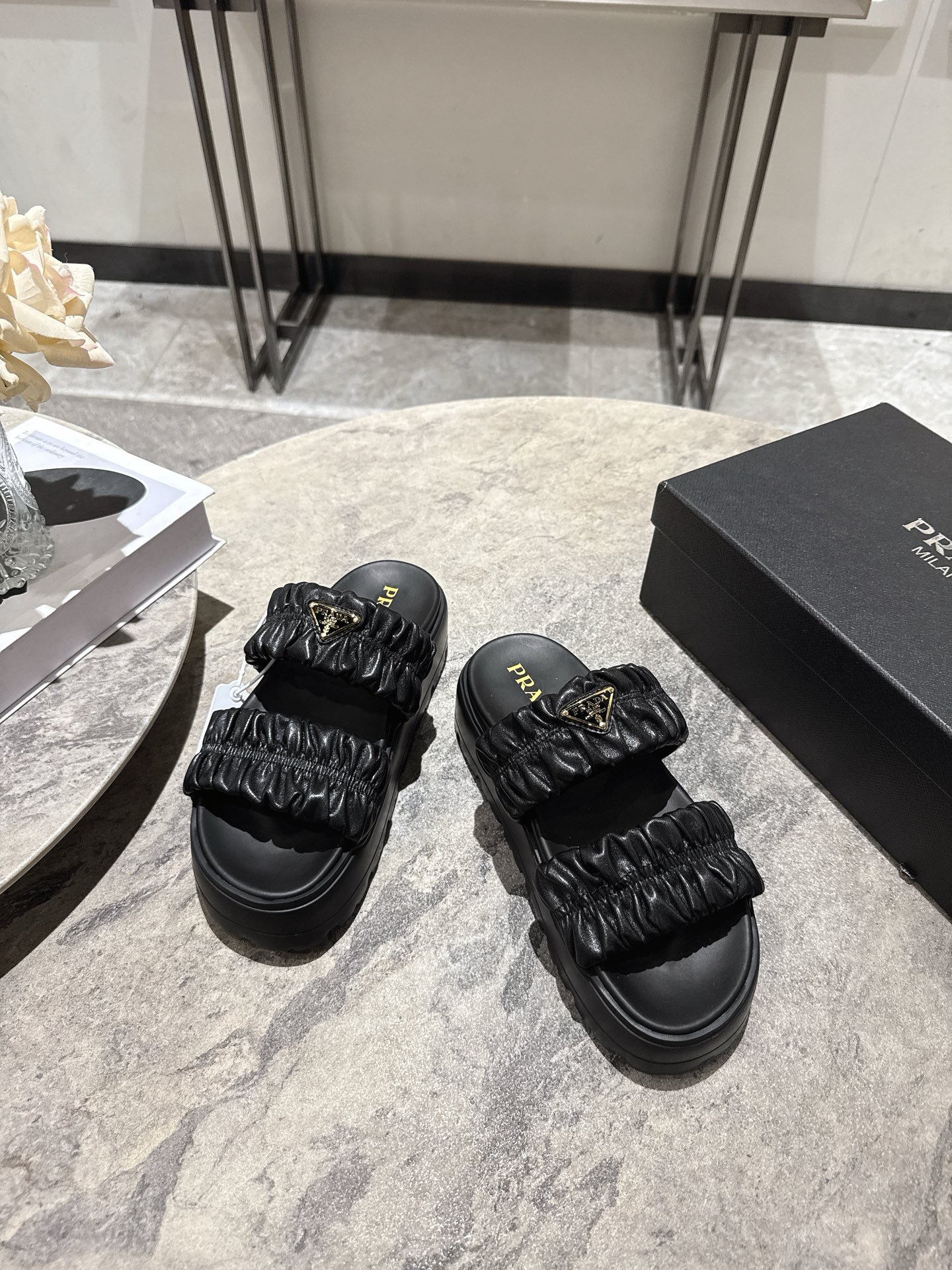 프라다(PRADA) 셔링 더블 스트랩 플랫폼 슬리퍼 신발