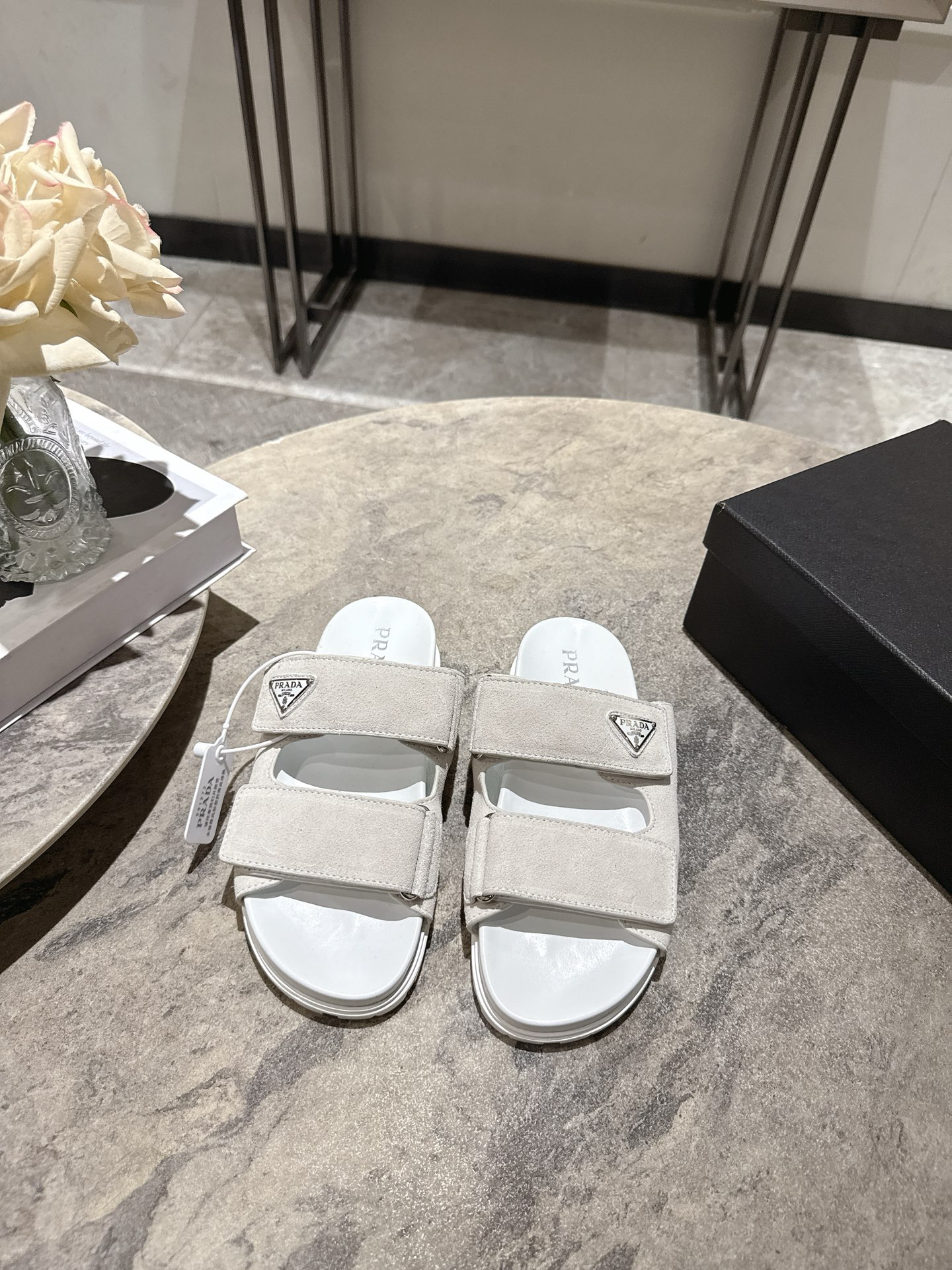 프라다(PRADA) 스웨이드 벨크로 더블 스트랩 슬리퍼 신발