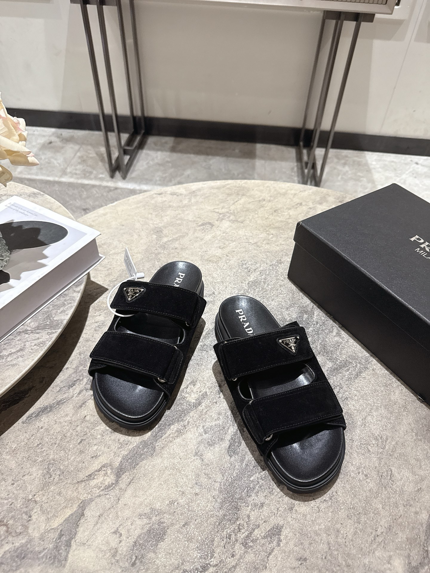 프라다(PRADA) 스웨이드 벨크로 더블 스트랩 슬리퍼 신발