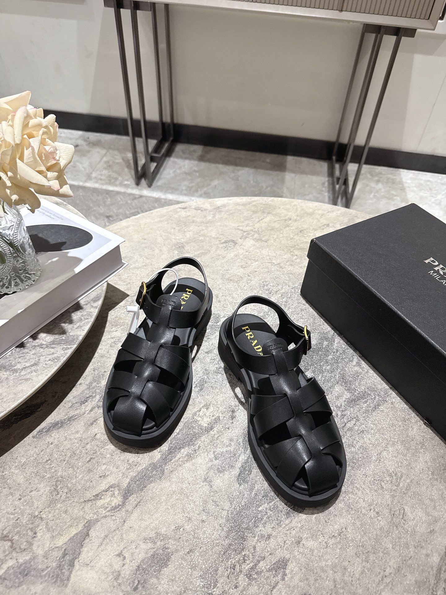 프라다(PRADA) 스웨이드 피셔맨 플랫폼 샌들 신발
