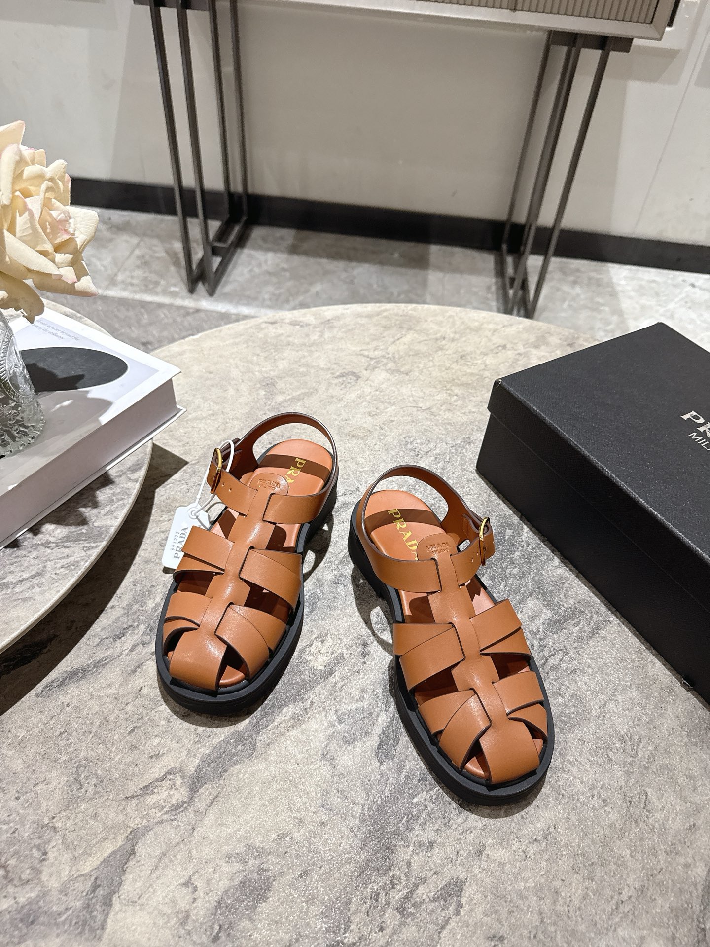프라다(PRADA) 스웨이드 피셔맨 플랫폼 샌들 신발