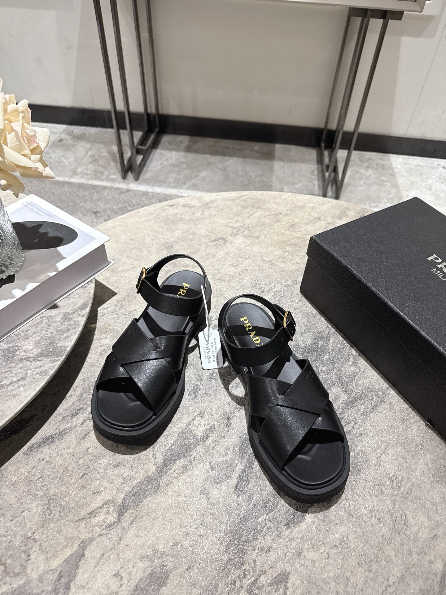 프라다(PRADA) 크로스 스트랩 플랫폼 샌들 신발