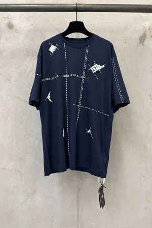 펜디(FENDI) 라인 자수 로고 반팔 티셔츠 상의 의류