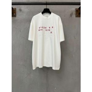 메종 마르지엘라(Maison Margiela) 배색 넘버 로고 자수 반팔 티셔츠 상의 의류