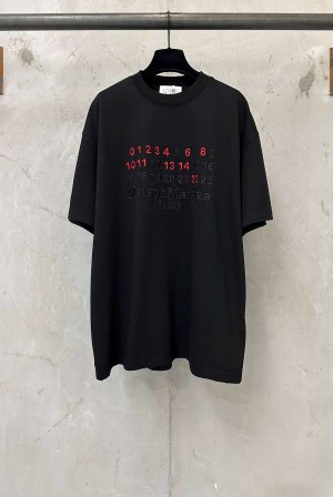 메종 마르지엘라(Maison Margiela) 배색 넘버 로고 자수 반팔 티셔츠 상의 의류