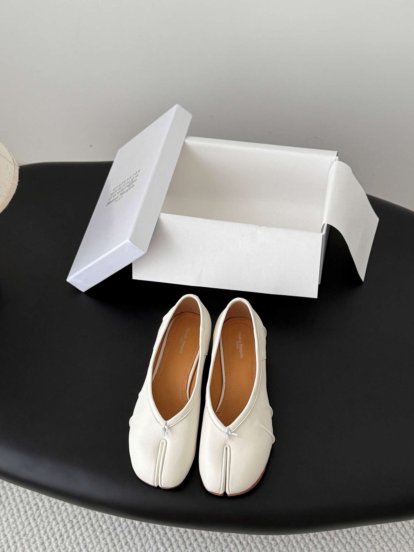 메종 마르지엘라(Maison Margiela) 플리츠 타비 블록힐 펌프스 신발