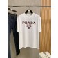 프라다(PRADA) 밀라노 로고 그래픽 프린트 반팔 티셔츠 상의 의류