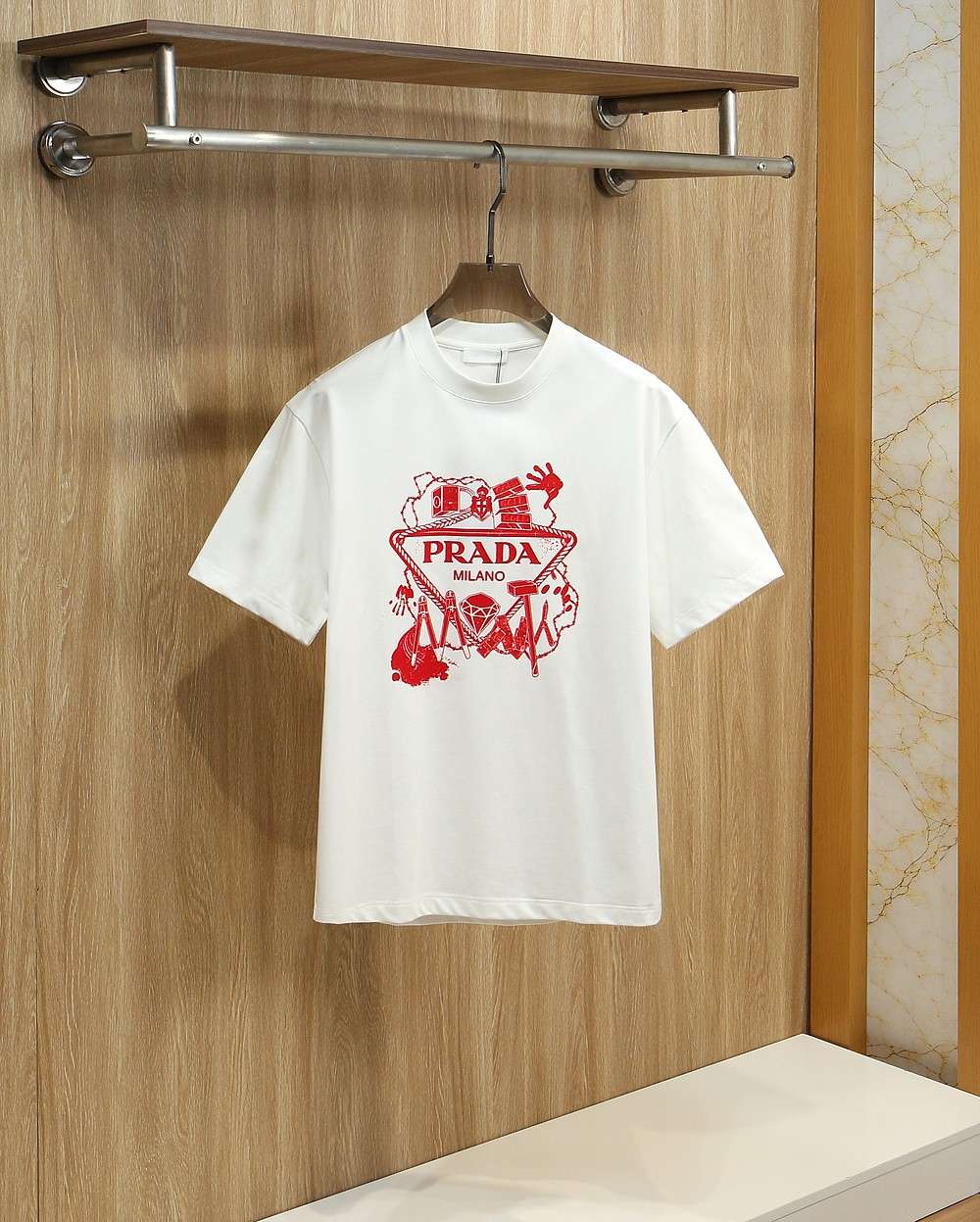 프라다(PRADA) 아트워크 로고 프린트 반팔 티셔츠 상의 의류