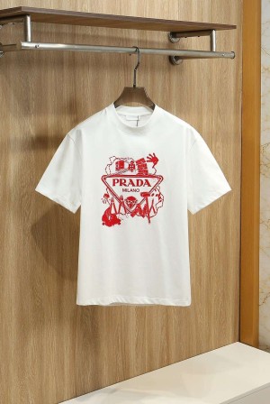 프라다(PRADA) 아트워크 로고 프린트 반팔 티셔츠 상의 의류