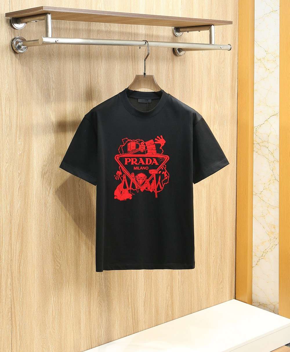 프라다(PRADA) 아트워크 로고 프린트 반팔 티셔츠 상의 의류