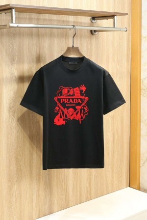 프라다(PRADA) 아트워크 로고 프린트 반팔 티셔츠 상의 의류