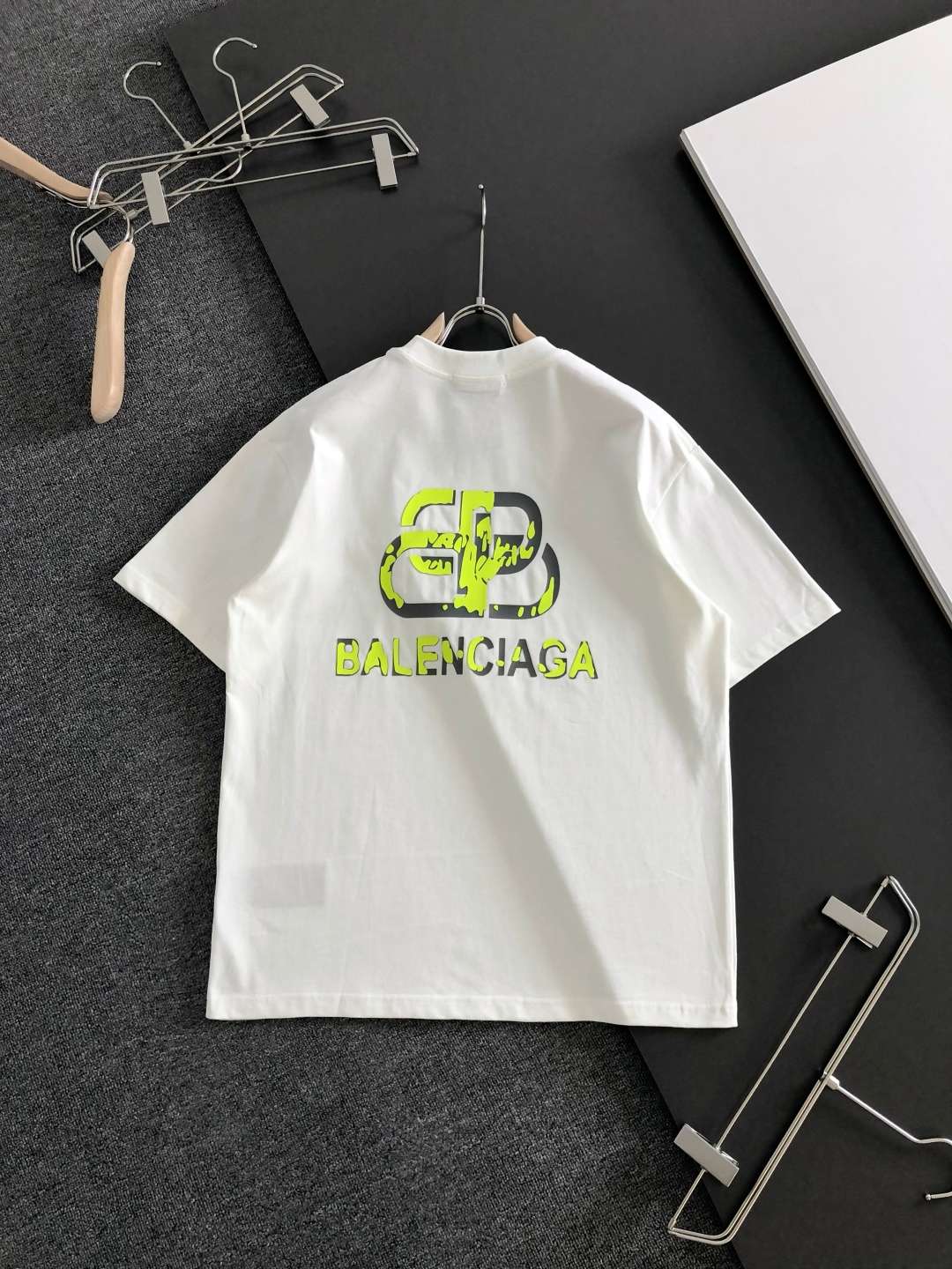 발렌시아가(BALENCIAGA) 그래픽 프린트 반팔 티셔츠 상의 의류