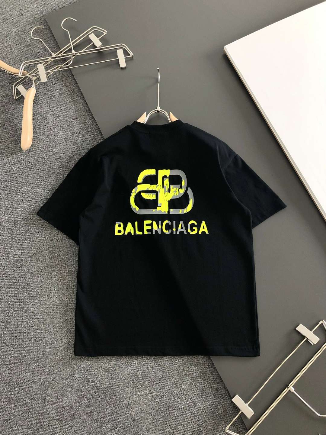 발렌시아가(BALENCIAGA) 그래픽 프린트 반팔 티셔츠 상의 의류