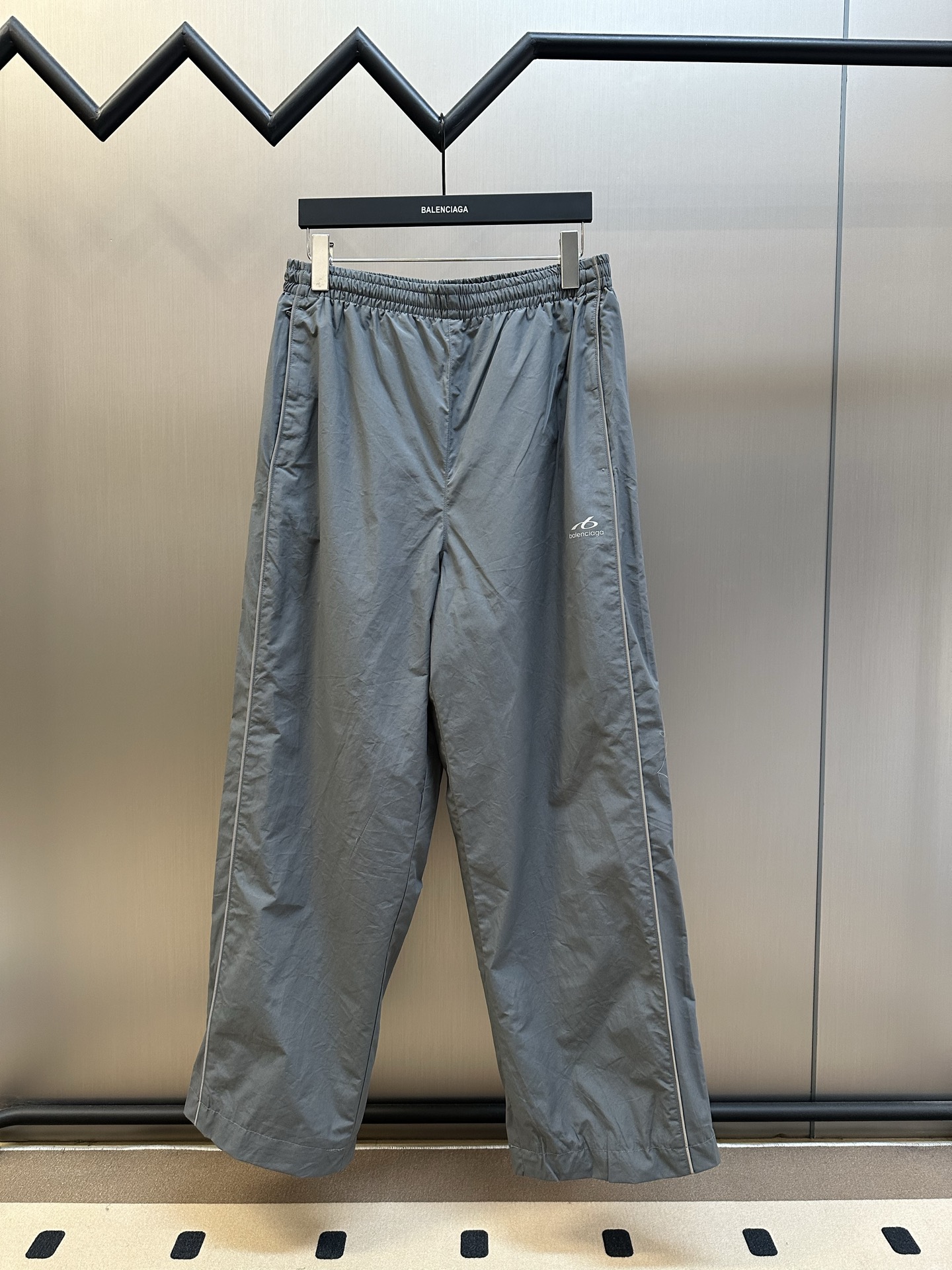 발렌시아가(BALENCIAGA) 리플렉티브 파이핑 나일론 트랙 팬츠 하의 의류