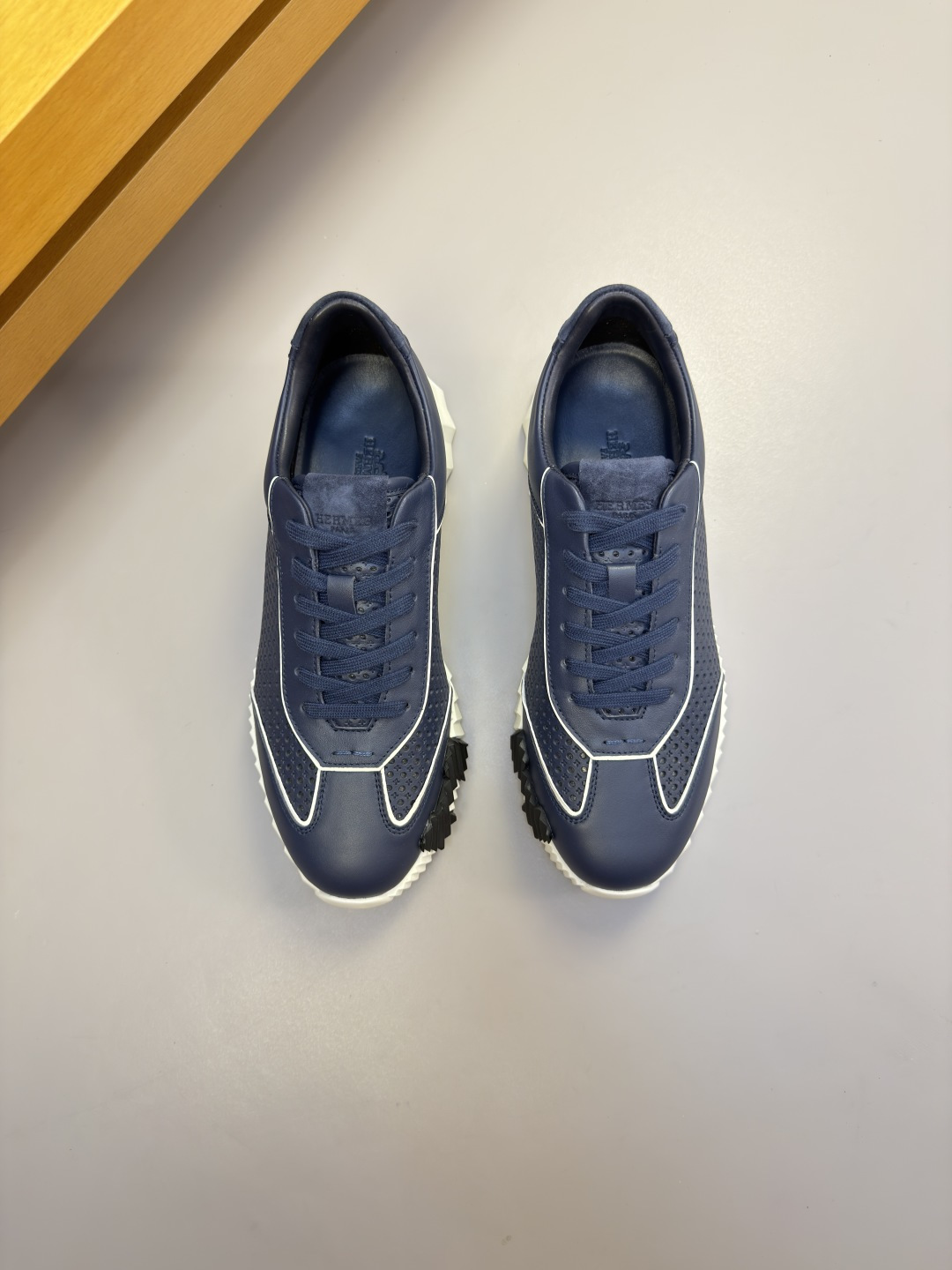 [Hermes] 에르메스 나파 다이아몬드 퍼포레이티드 & 스웨이드 콤비 스니커즈 신발