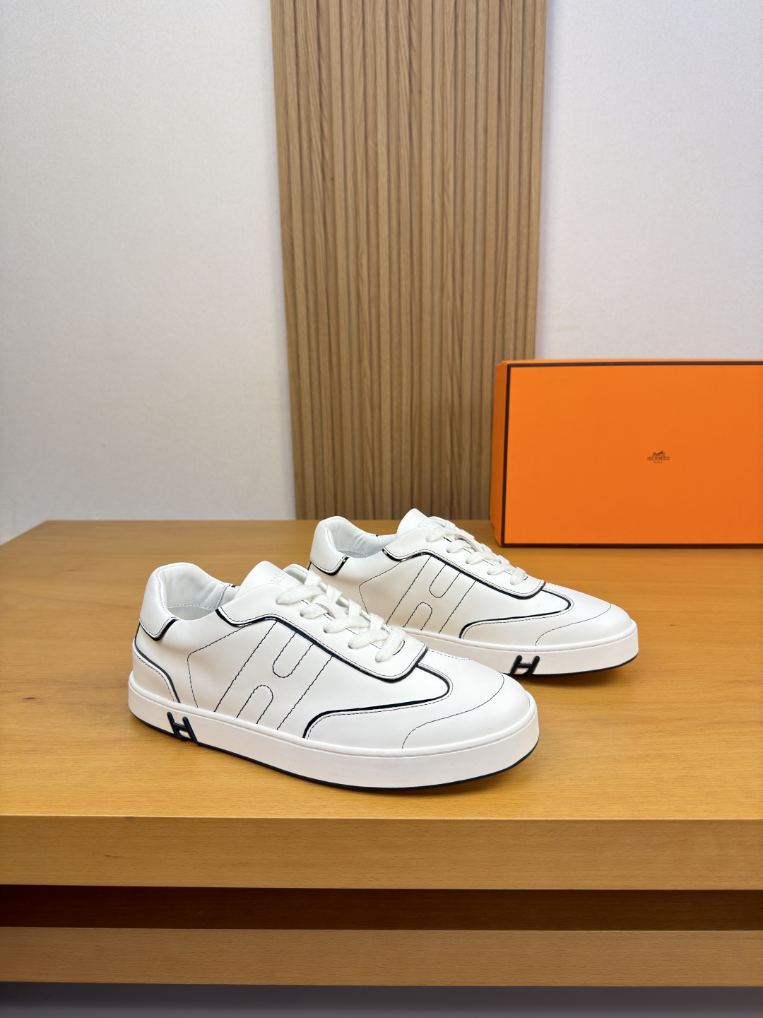 [Hermes] 에르메스 나파 스티치드 'H' 코트 스니커즈 신발