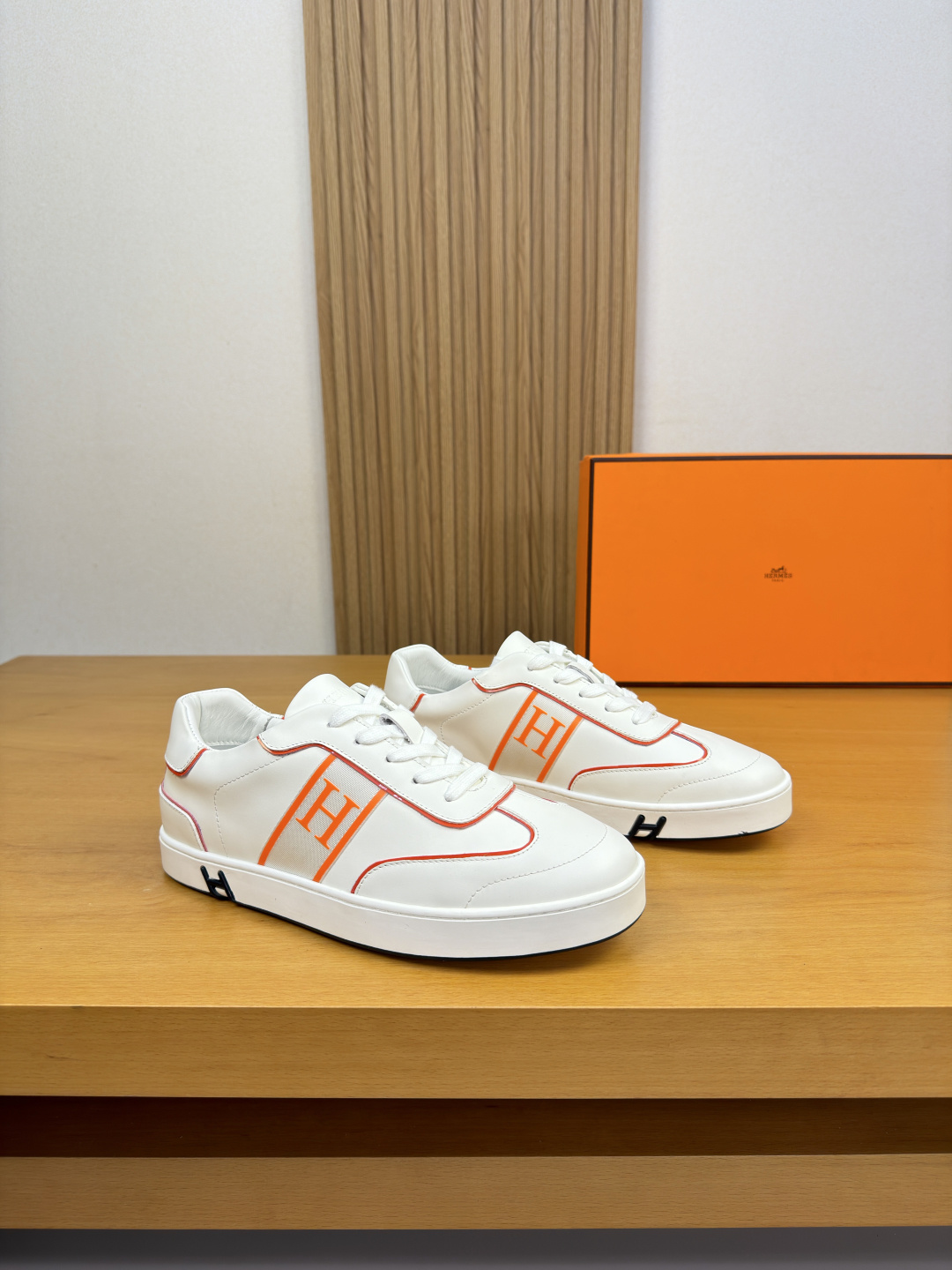 [Hermes] 에르메스 나파 스티치드 'H' 코트 스니커즈 신발