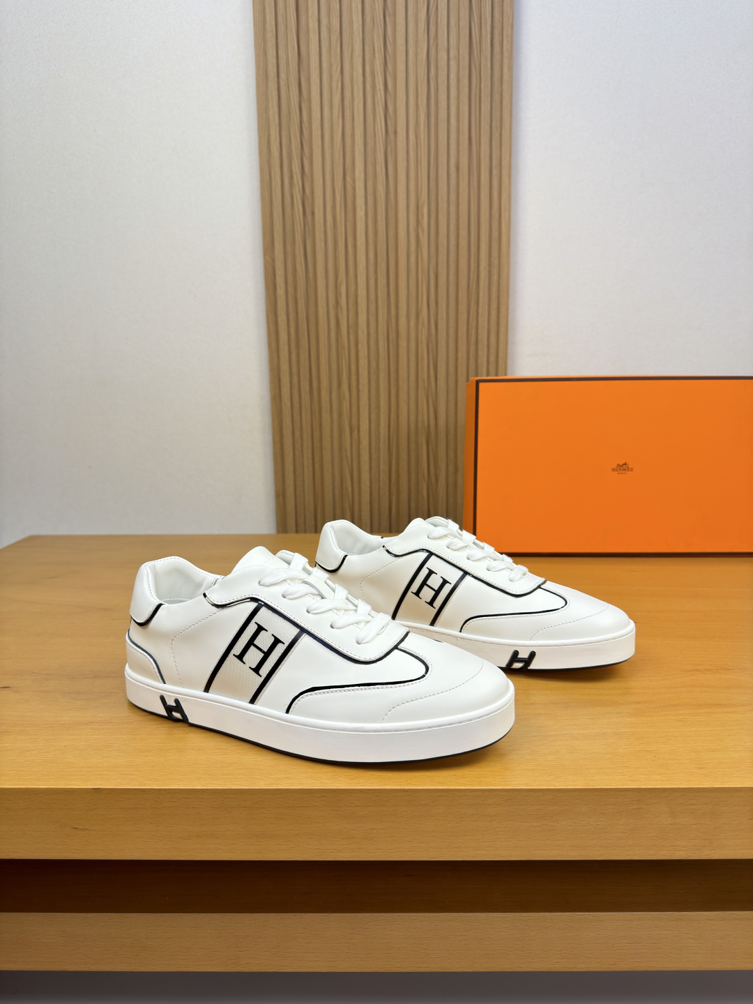 [Hermes] 에르메스 나파 스티치드 'H' 코트 스니커즈 신발