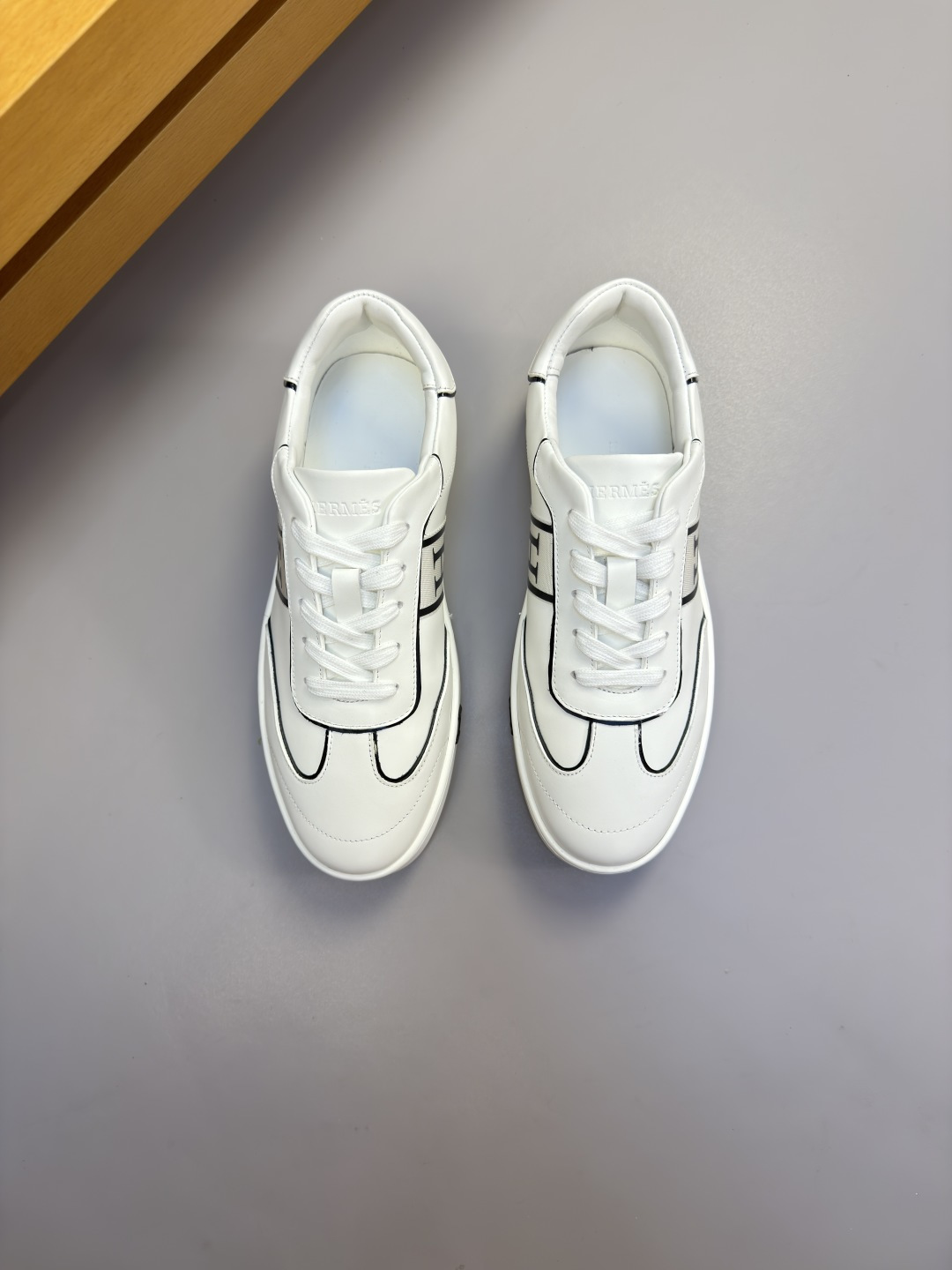 [Hermes] 에르메스 나파 스티치드 'H' 코트 스니커즈 신발