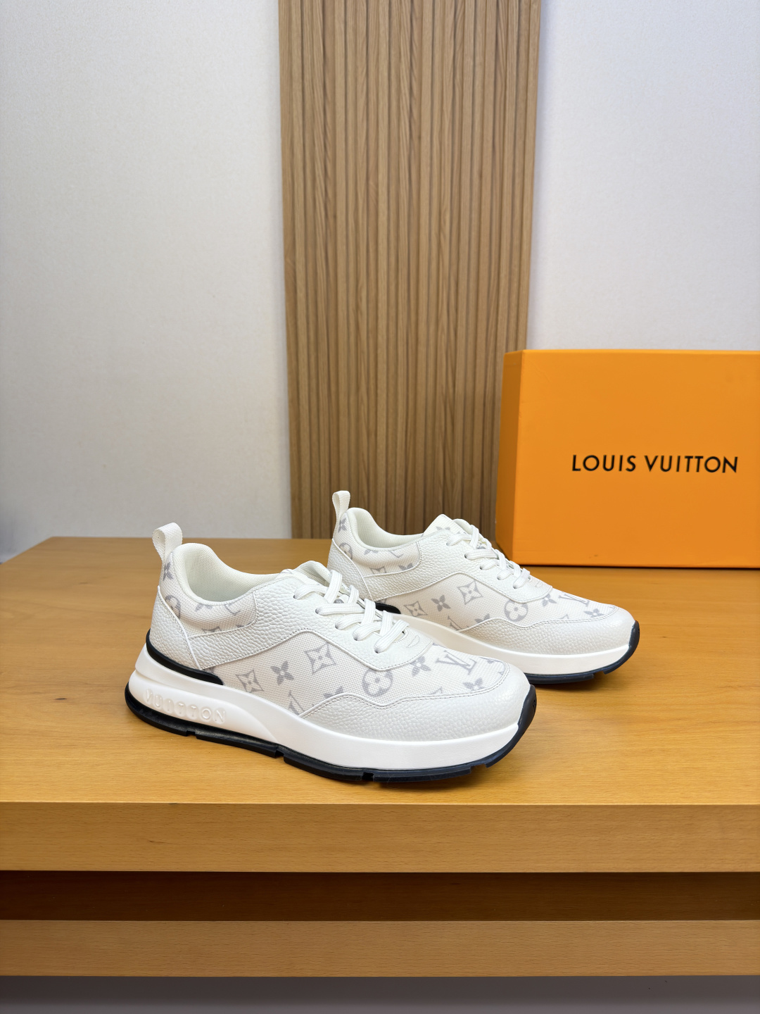 [Louis Vuitton] LV 루이비통 프리미엄 슈링크 & 하이글로시 모노그램 콤비 스니커즈 신발