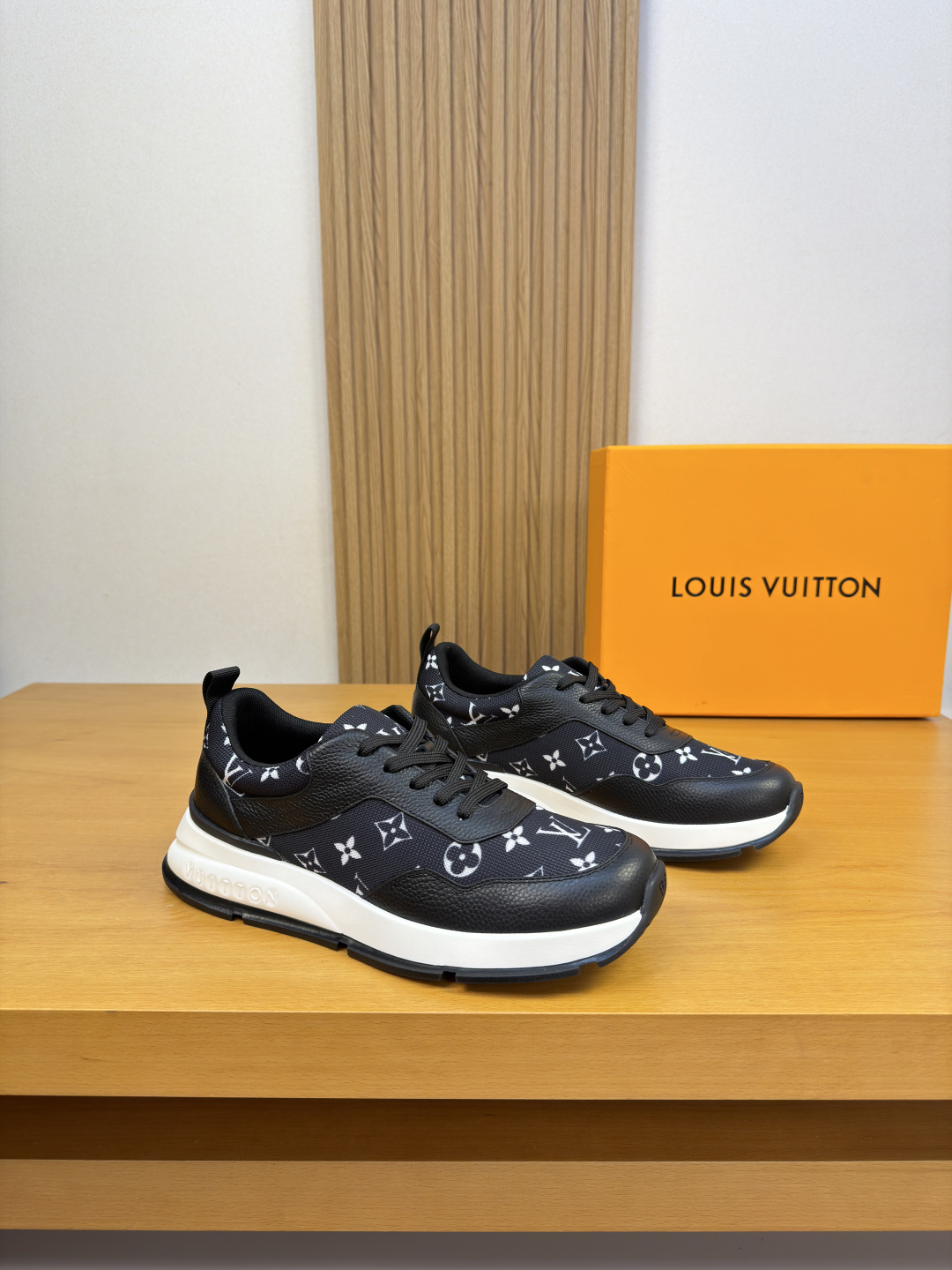 [Louis Vuitton] LV 루이비통 프리미엄 슈링크 & 하이글로시 모노그램 콤비 스니커즈 신발