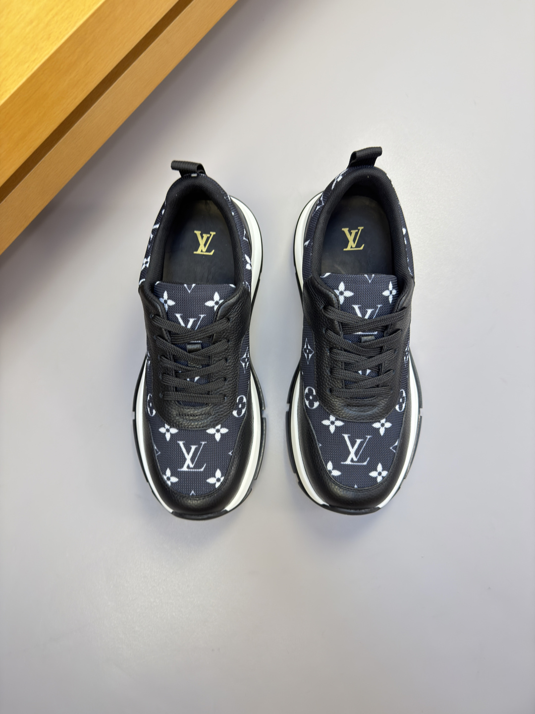 [Louis Vuitton] LV 루이비통 프리미엄 슈링크 & 하이글로시 모노그램 콤비 스니커즈 신발