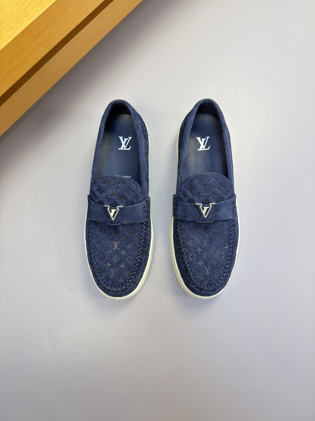 [Louis Vuitton] LV 루이비통 프리미엄 스웨이드 엠보싱 메탈버클 캐주얼 로퍼 신발