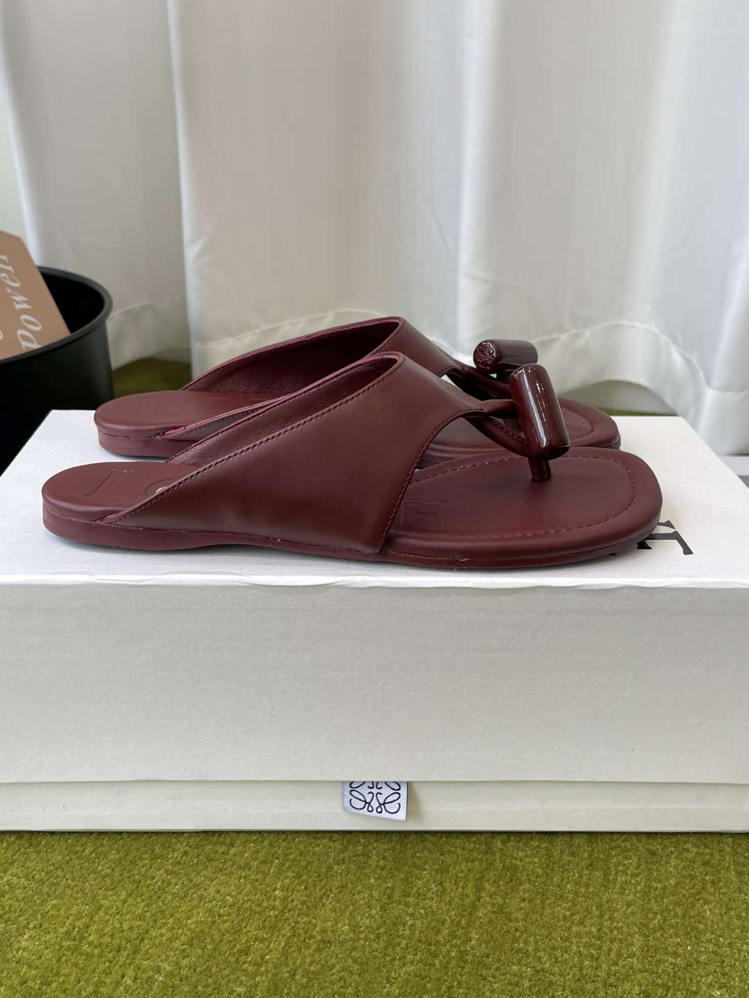 로에베(LOEWE) 토글 장식 토포스트 쪼리 스리퍼 신발