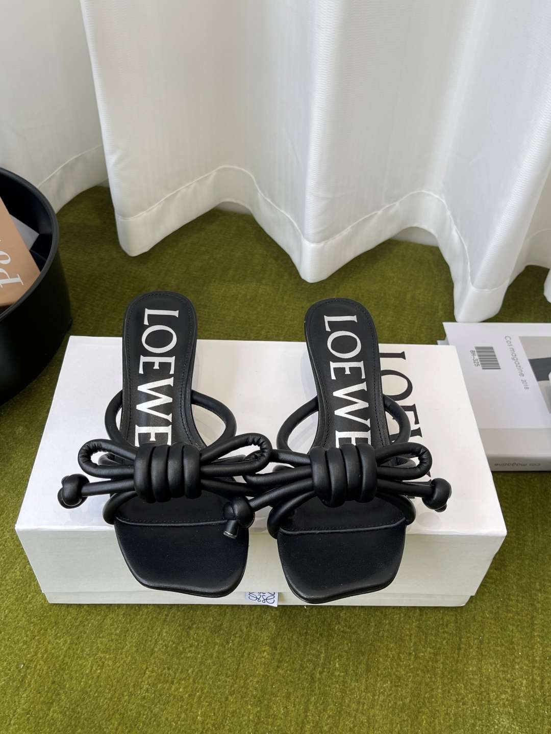 로에베(LOEWE) 리본 매듭 스트랩 미들힐 신발