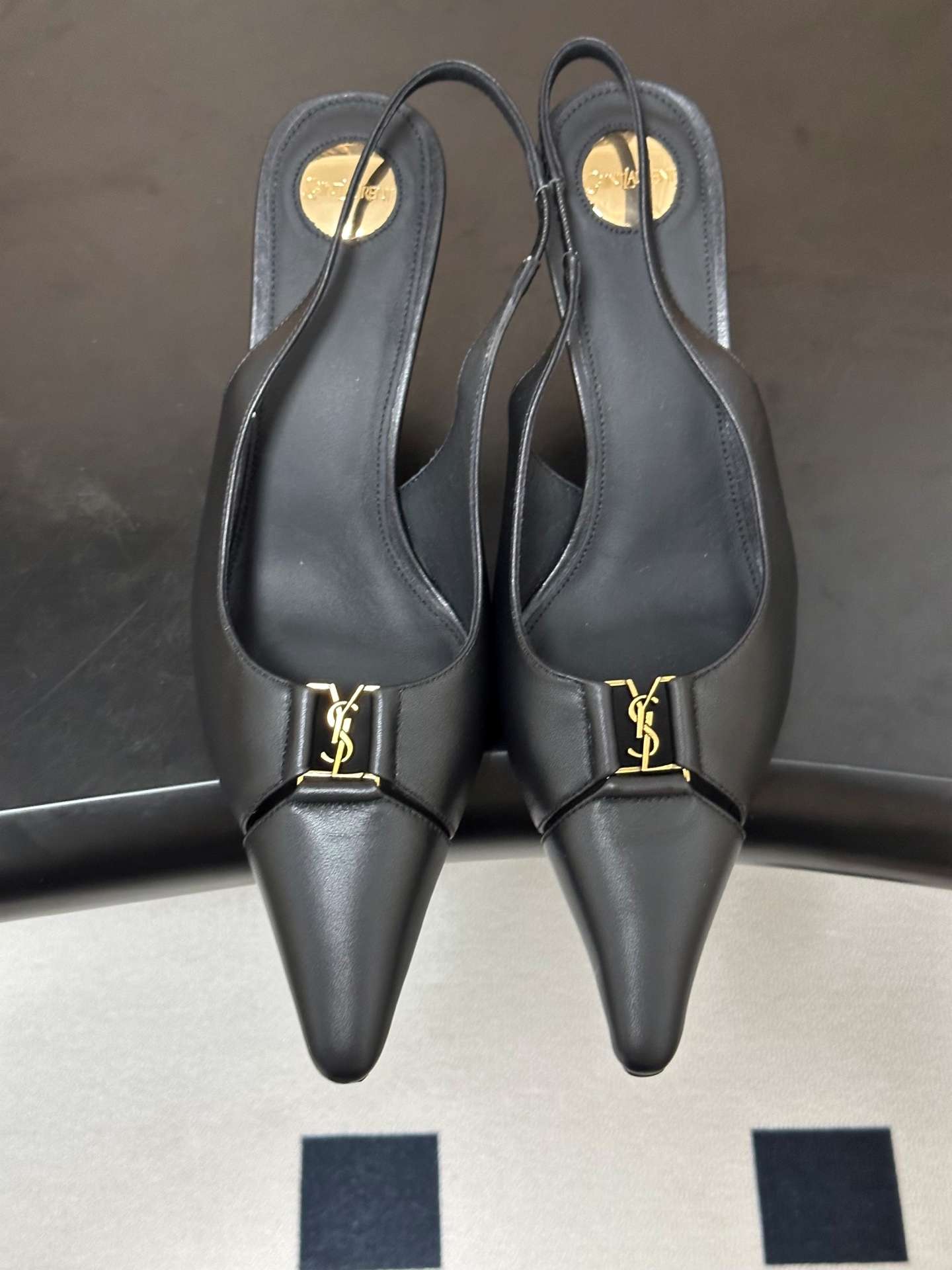 생로랑(SAINT LAURENT) YSL 메탈 로고 캡토 슬링백 펌프스 신발