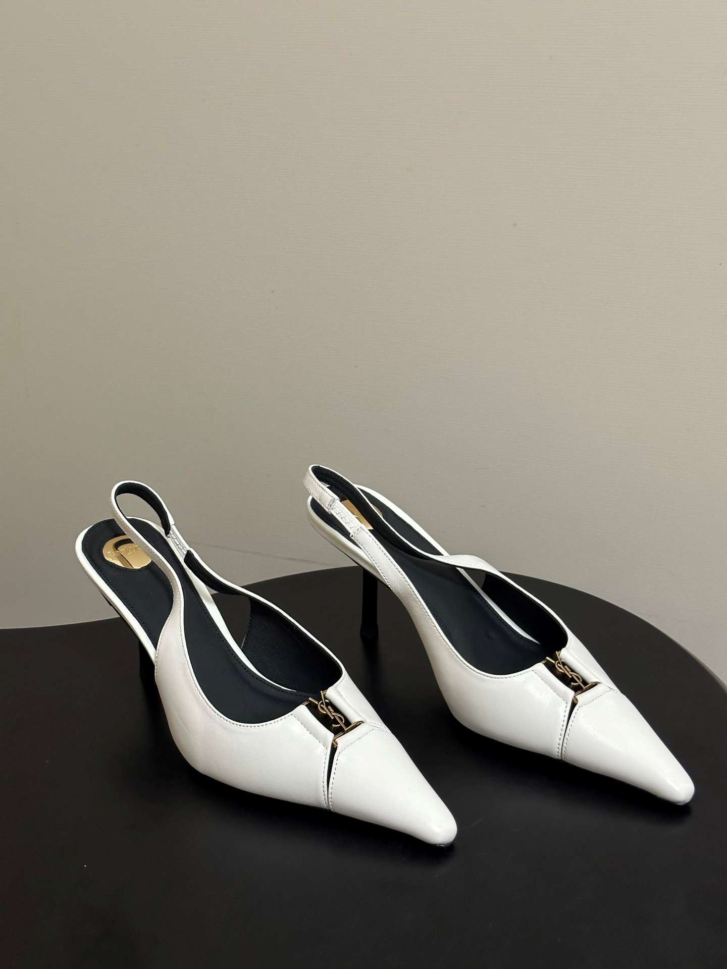 생로랑(SAINT LAURENT) YSL 메탈 로고 캡토 슬링백 펌프스 신발