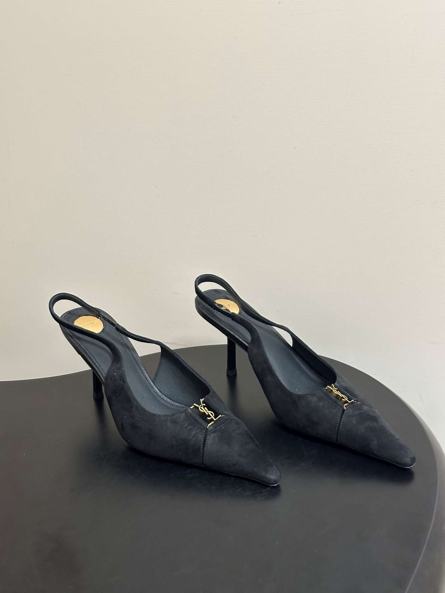 생로랑(SAINT LAURENT) YSL 메탈 로고 캡토 슬링백 펌프스 신발
