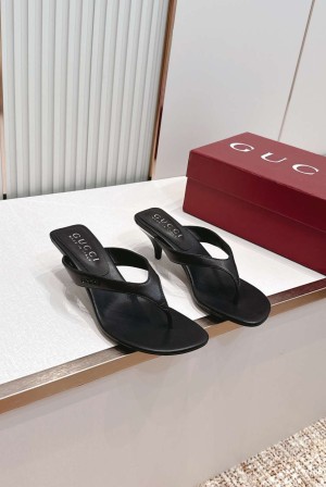 구찌(GUCCI) 모노그램 토포스트 미들힐 신발