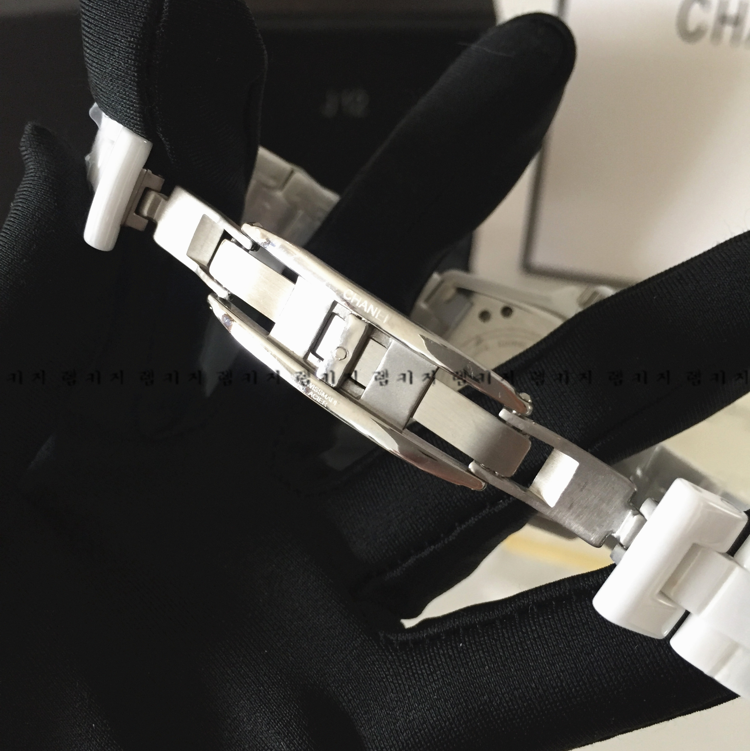 샤넬 J12 화이트다이얼 세라믹 시계