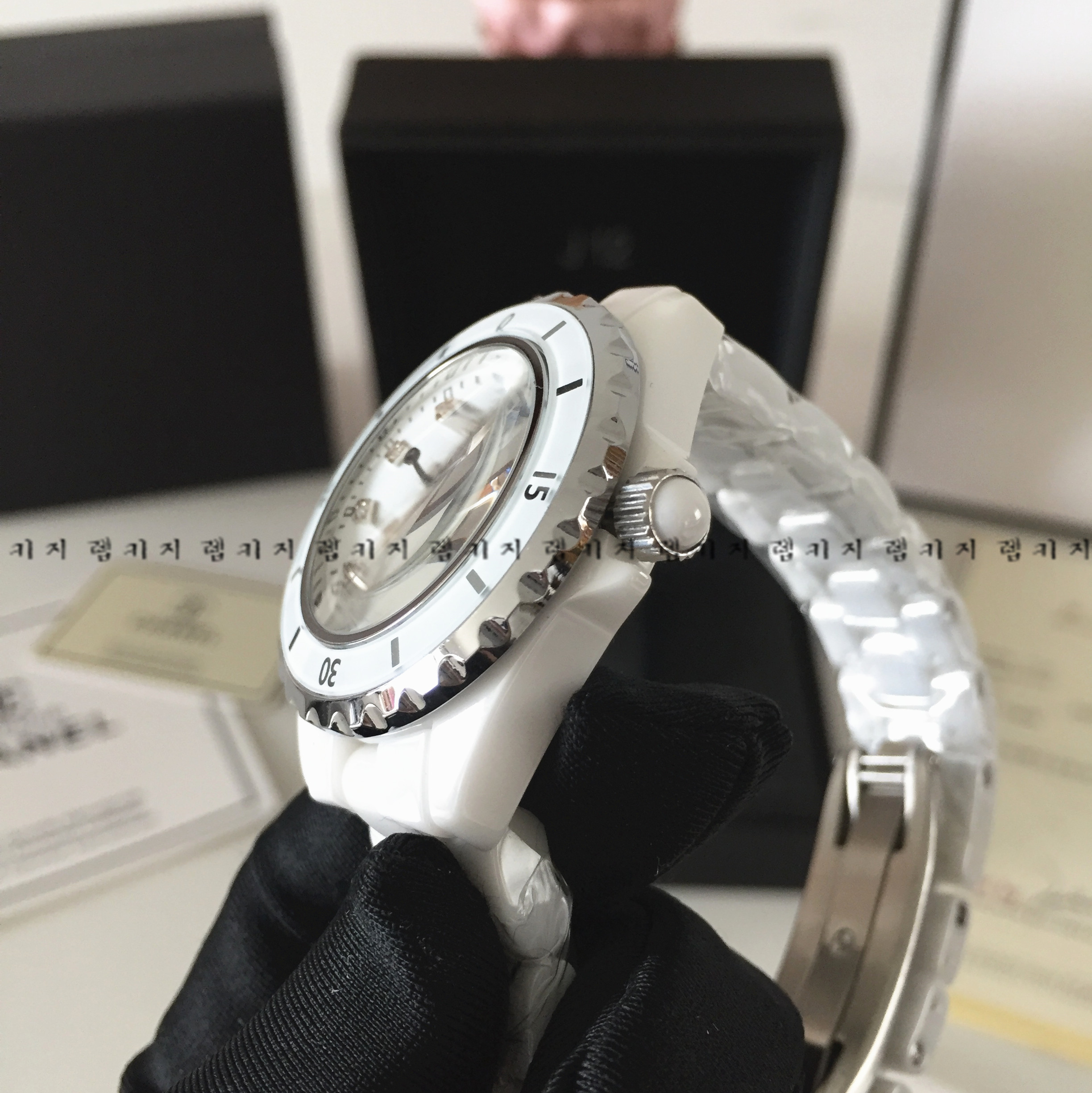 샤넬 J12 화이트다이얼 세라믹 시계