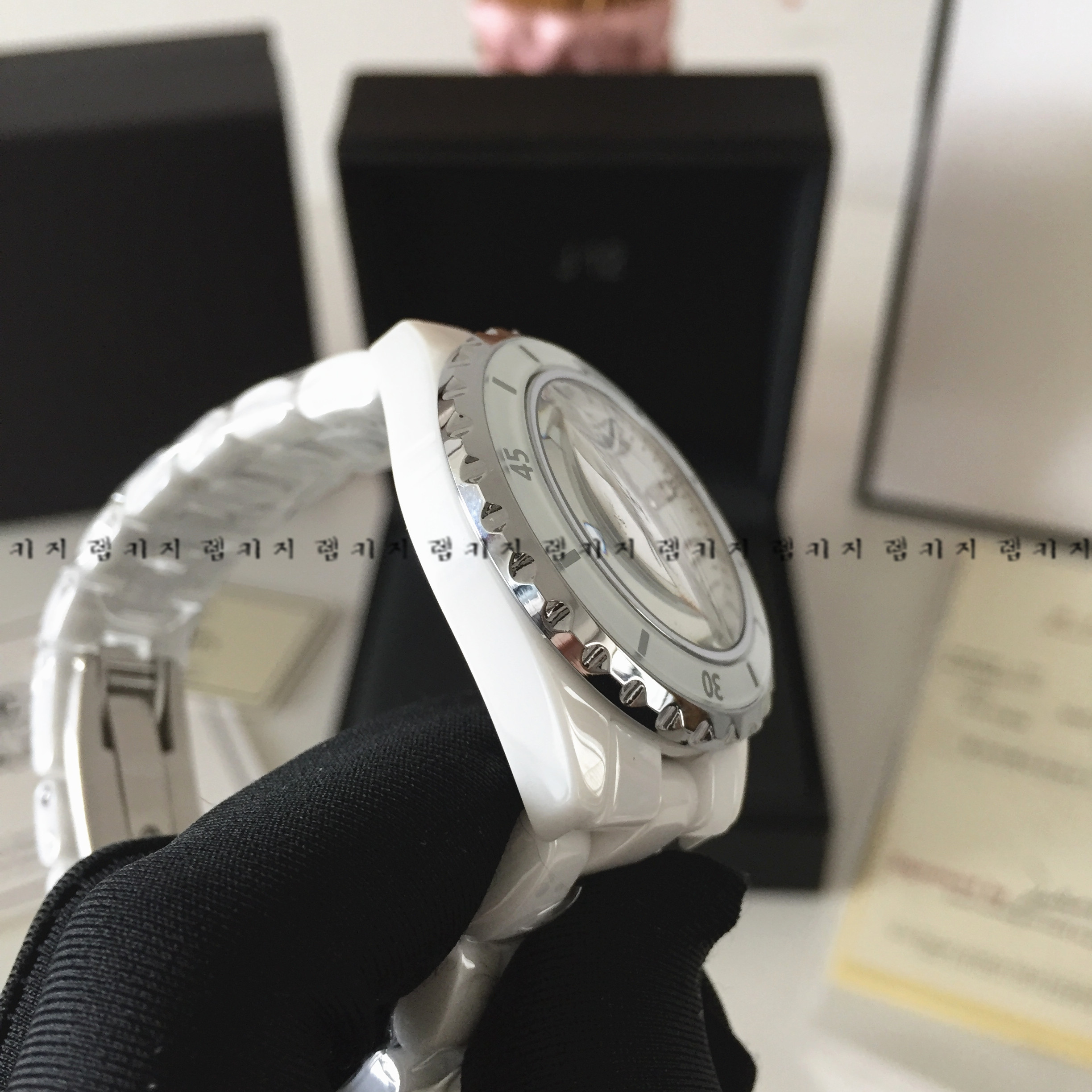 샤넬 J12 화이트다이얼 세라믹 시계